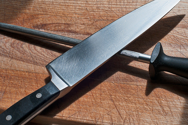  Knives are indispensable tools for any cook, professional or amateur, but not everyone is aware that there are various types of knives. there are a wide variety of uses for each kind. In today's post, we'll go over some basic information regarding knives and their various applications in the kitchen so that you can sharpen your skills and become a more proficient cook.
